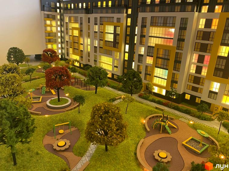 Макет ЖК «Квартал Енергія» з яскравими фасадами та дитячим майданчиком на території комплексу. Простір для комфортного життя та відпочинку.