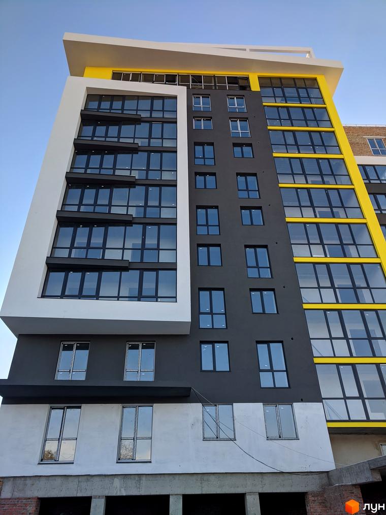 Житловий комплекс Енергія – це сучасна новобудова з панорамними вікнами та яскравим жовтим фасадом. Зовнішній вигляд будівлі вирізняється динамічною архітектурою та великою кількістю скління.