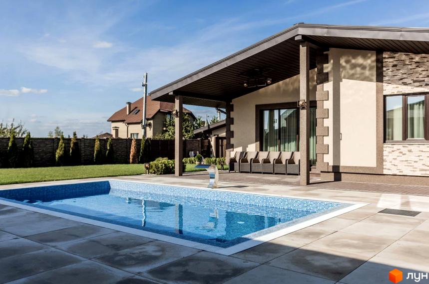 Зображення будинку з басейном на території Котеджного містечка Графський. Вид на ландшафтний дизайн та зону відпочинку біля басейну.