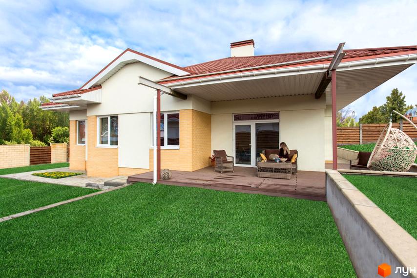 Котеджне містечко Country House: одноповерховий будинок зі світлими стінами та червоним дахом. Навколо будинку зелений газон та дерев'яна тераса з меблями.