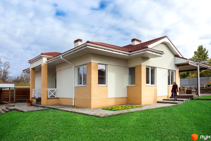 Котеджне містечко Country House: одноповерховий будинок зі світлими стінами, цегляним цоколем, коричневим дахом та зеленим газоном.