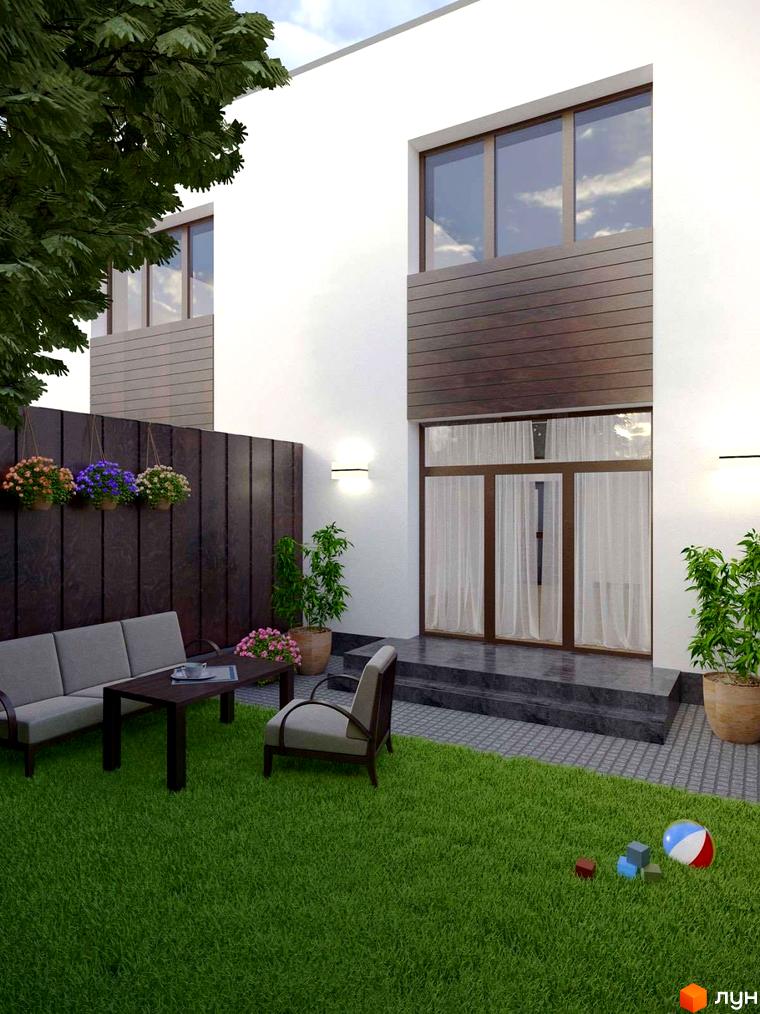 Таунхауси „Гармонія-4“ з білим фасадом та дерев'яними елементами, задній двір з газоном, меблями та дитячими іграшками.