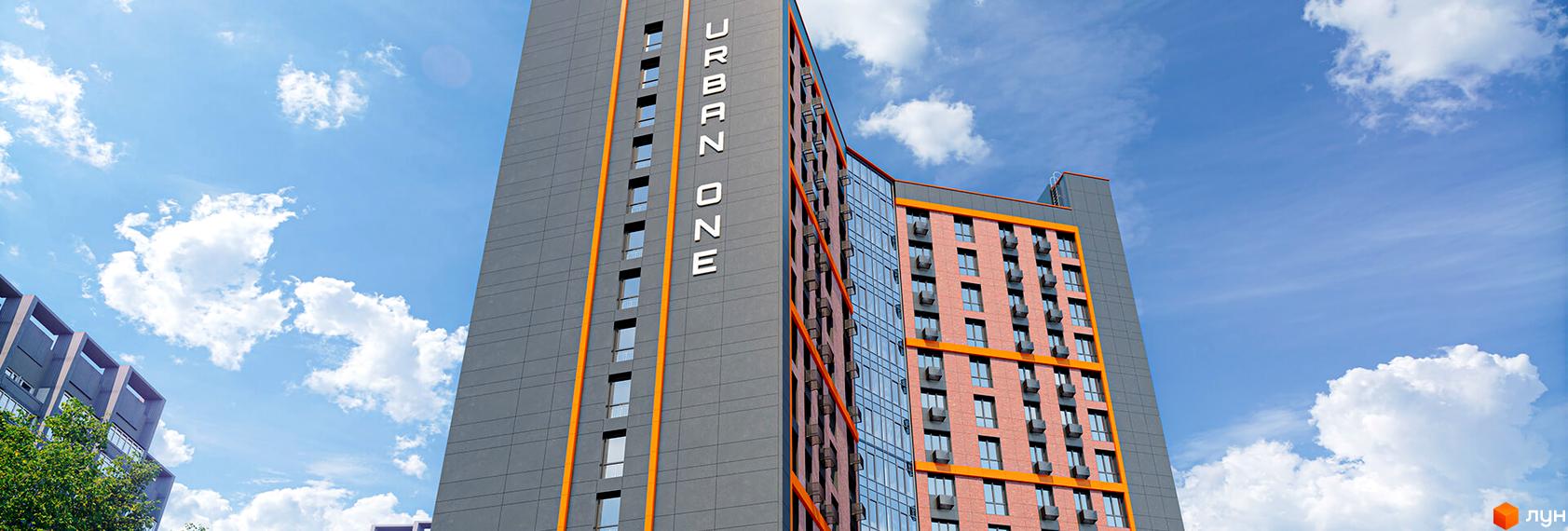 Висотна будівля ЖК Urban One Klochkivska на фоні блакитного неба з хмарами. Сірий фасад з помаранчевими вставками та великими вікнами.