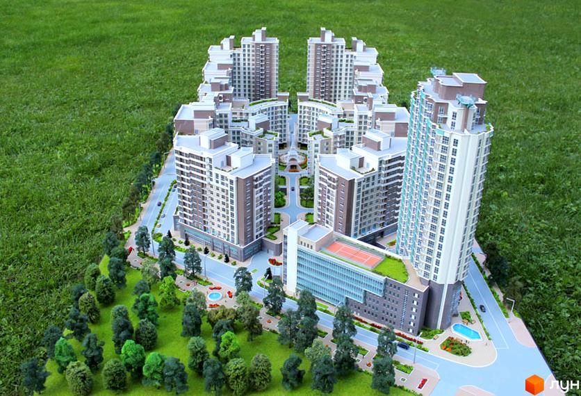 Макет житлового комплексу Французький квартал з багатоповерховими будинками різних відтінків. На території є зелені зони, дороги, тенісний корт на даху та басейн.