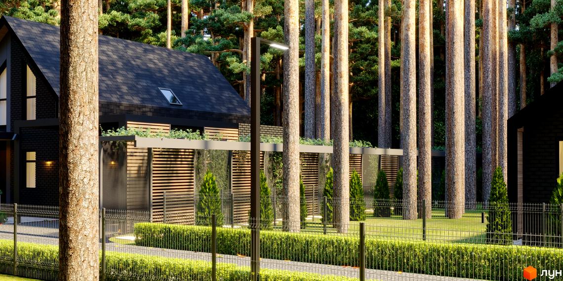 Котеджне містечко Green Lake: будинок з темним фасадом та дахом, оточений високими соснами. На території видно зелений газон, огорожу та доріжки.