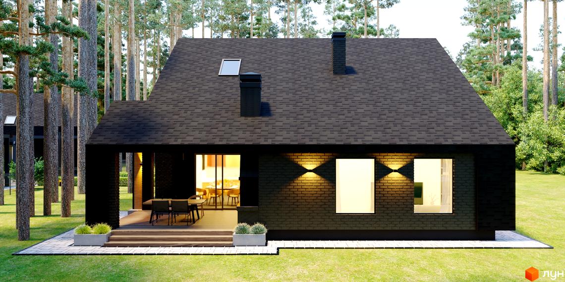 Темний будинок Котеджного містечка Green Lake з дахом з бітумної черепиці та терасою. Навколо будинку зелений газон та високі сосни.