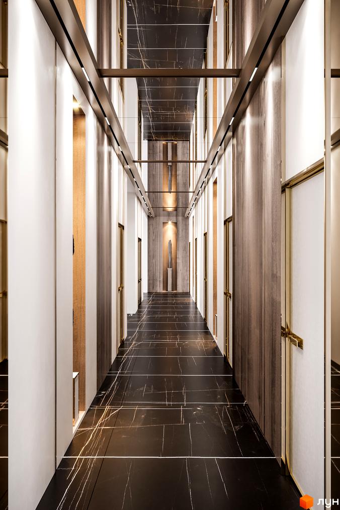 Інтер'єр коридору з чорною мармуровою підлогою та дерев'яними панелями в Житловому районі Rusaniv Residence.