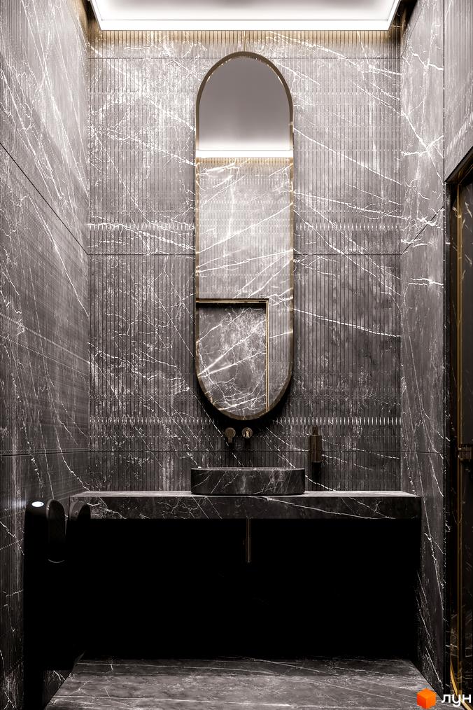 Дизайн ванної кімнати в житловому комплексі Rusaniv Residence з мармуровими стінами та підлогою, великим дзеркалом та сучасною сантехнікою.
