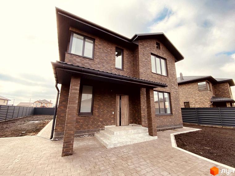 Котеджне містечко Весняний: двоповерховий цегляний будинок з прибудинковою територією та огорожею.