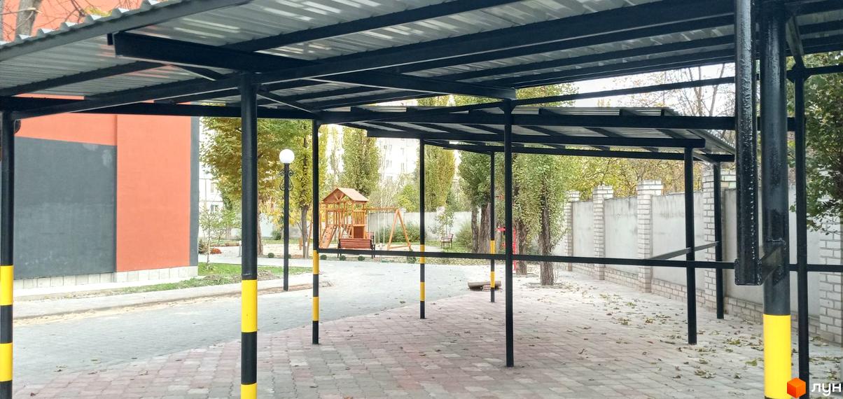 Житловий комплекс Парк Стоун. Територія з навісом та дитячим майданчиком.