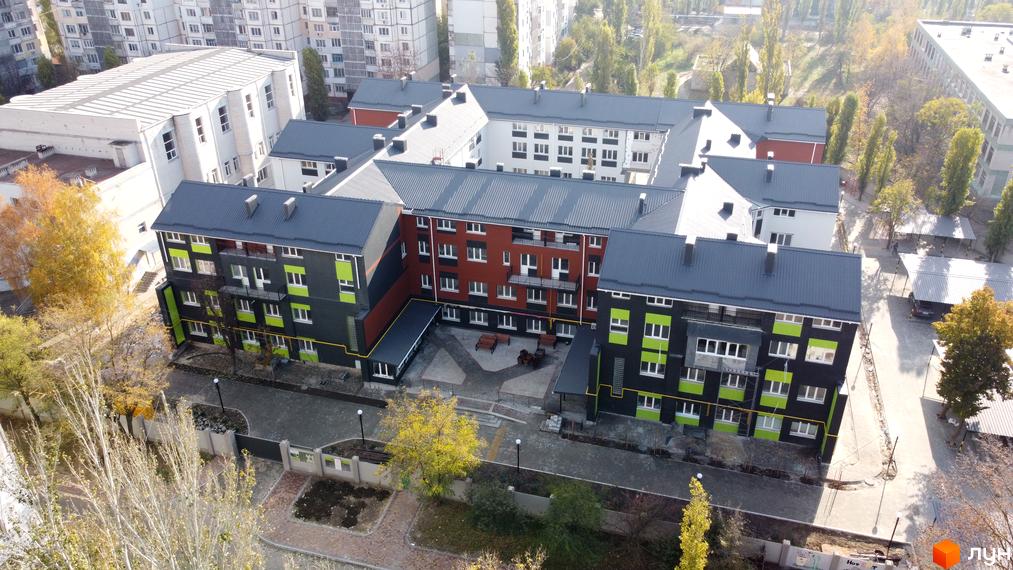 Житловий комплекс Парк Стоун - це сучасна новобудова з яскравим фасадом та доглянутою прибудинковою територією.