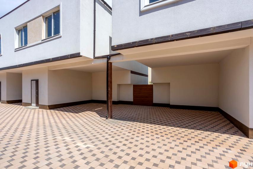 Зовнішній вигляд житлового комплексу на вул. Сергія Шелухина (Олександра Невського), 54, з парковкою та бруківкою. Фото новобудови.