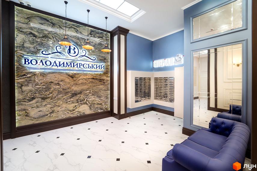 Житловий комплекс Володимирський. Просторий хол з мармуровою стіною, дзеркалами та диваном. Світлий інтер'єр з акцентом на деталі.