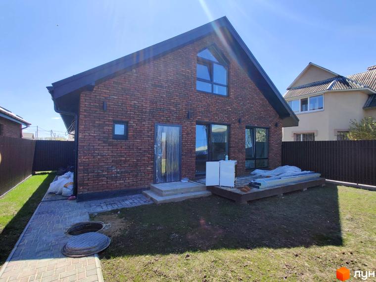 Котеджне містечко КМ Одноповерховий Київ - Мархалівка. Цегляний будинок з великими вікнами та прибудинковою територією з газоном та доріжкою.