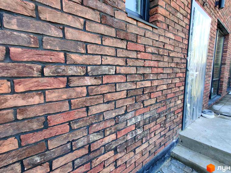 Котеджне містечко КМ Одноповерховий Київ - Мархалівка: фасад будинку з цегли та прибудинкова територія з сходами.