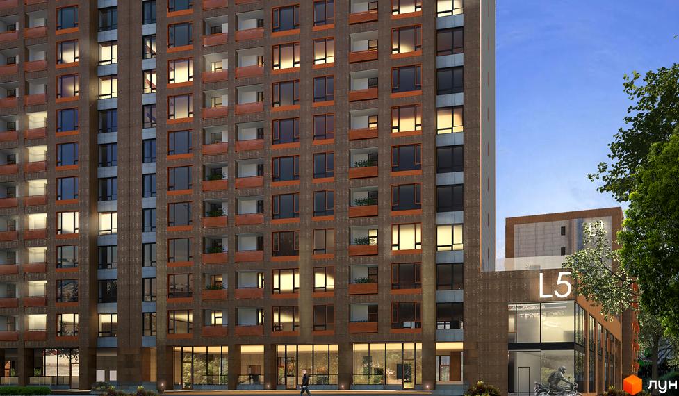 Висотна будівля житлового комплексу L-квартал з великими вікнами та балконами. На першому поверсі розташовані скляні вітрини, поруч зелені насадження.