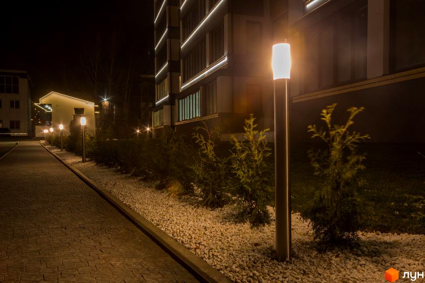 Житловий комплекс Софія вночі: освітлення фасаду та доріжок, ландшафтний дизайн з рослинами та декоративним камінням.