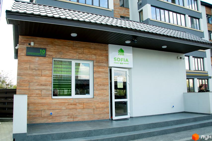 Фасад будівлі житлового комплексу Софія. Світлий фасад з панорамними вікнами та вхідною групою.