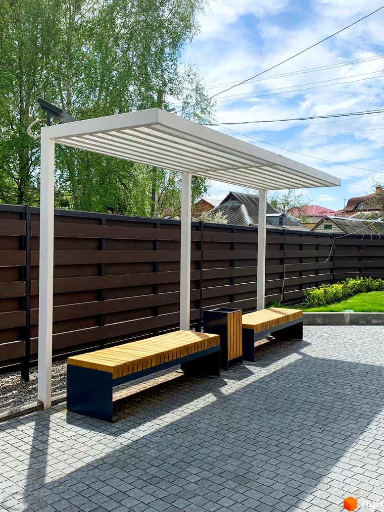 Зручні лавки під навісом біля будинку. Житловий комплекс Софія пропонує комфортне житло з продуманою прибудинковою територією.