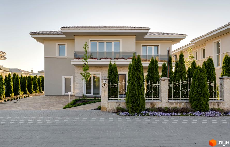 Зображення будинку в Котеджному містечку Золоче Прованс. На фото фасад будинку та прибудинкова територія з ландшафтним дизайном.