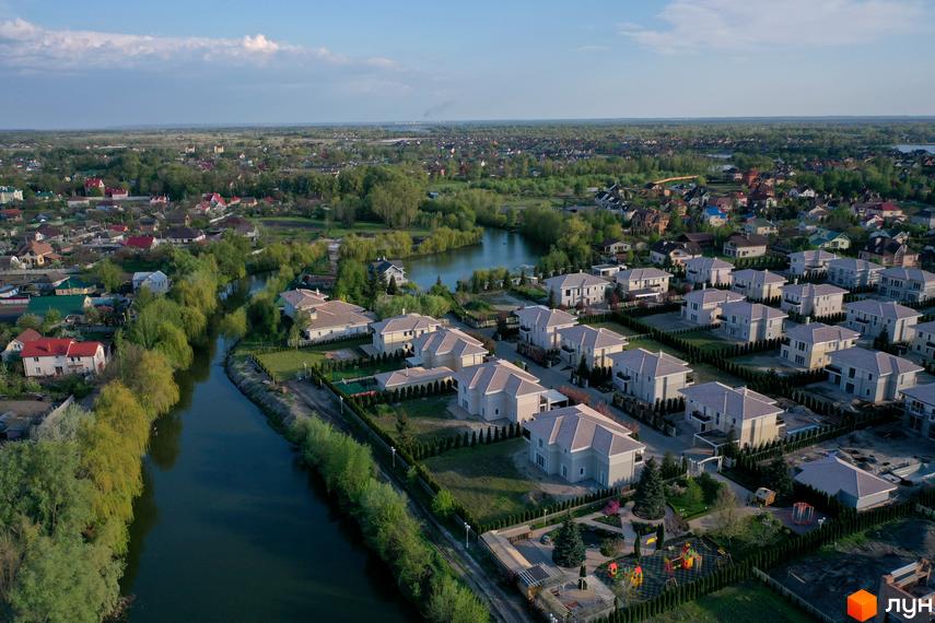 Вид на котеджі з терасами та доглянутою територією. Містечко котеджів Золоче Прованс з мальовничими краєвидами та озером.