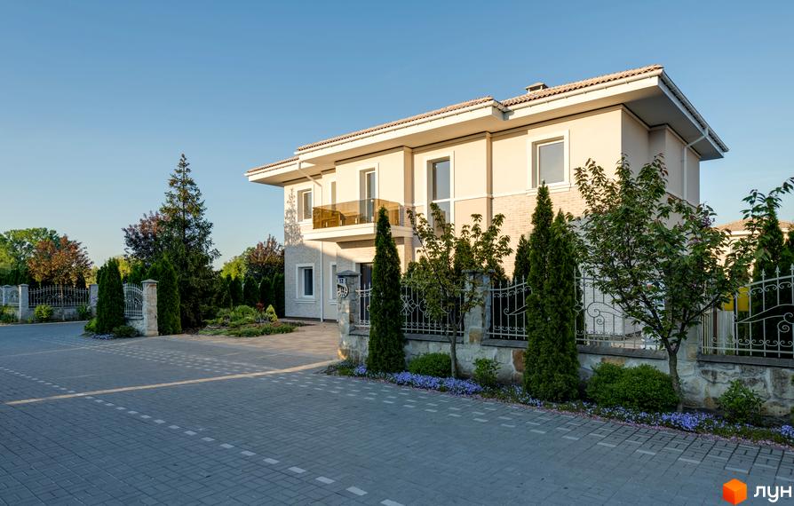 Вигляд двоповерхового будинку в Котеджному містечку Золоче Прованс. Подвір'я з ландшафтним дизайном та декоративною огорожею.