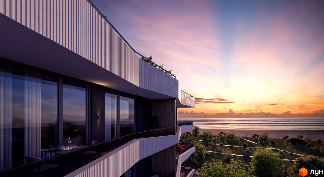 Вид на апартаменти Primorsky Residence з балкону, що виходять на море, з великими вікнами та терасою, з рослинами на території.