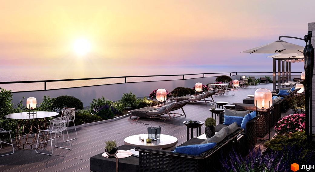 Тераса апарт-комплексу Primorsky Residence з видом на море, столиками, диванами, лампами та квітами. Ідеальне місце для відпочинку та насолоди краєвидами.
