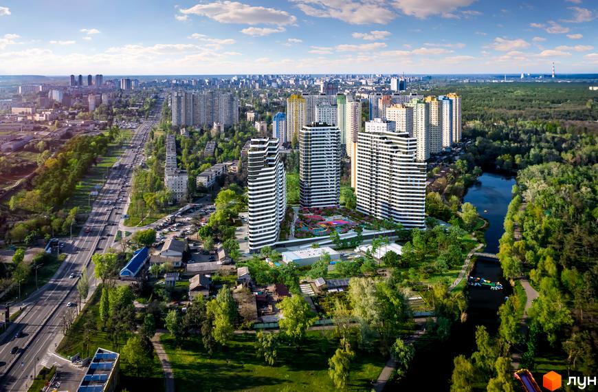 Житловий район Паркові Озера з висоти пташиного польоту. Вигляд на новобудови з білою обробкою, зелені насадження та озеро.