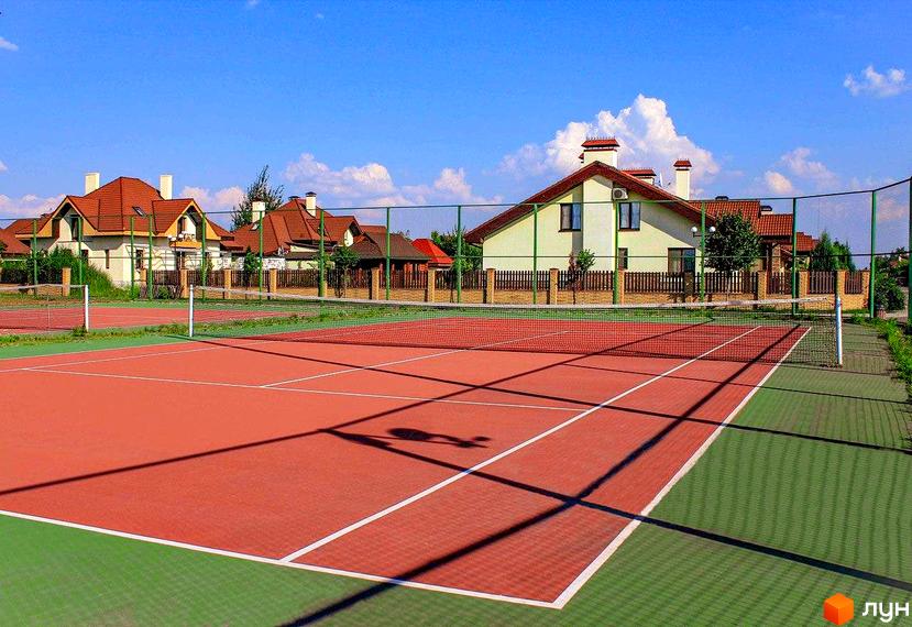 Котеджне містечко Северинівка з будинками з черепичними дахами. На території комплексу є тенісний корт.