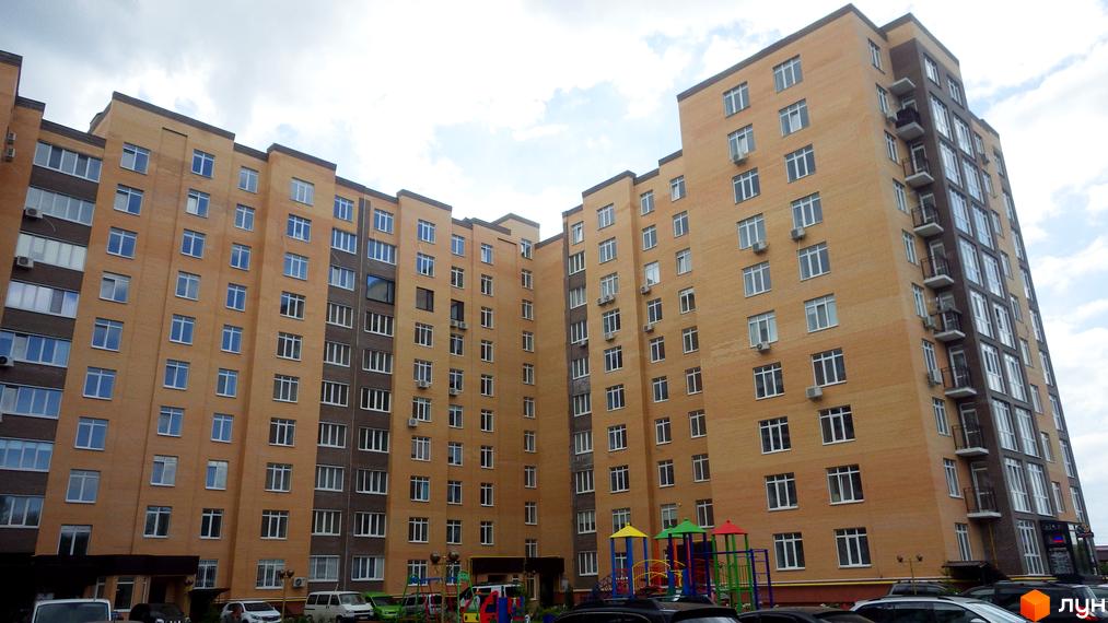 Житловий комплекс Зелений – це висотна новобудова з цегляним фасадом жовтого кольору. Біля будинку розташований дитячий майданчик з різнокольоровими елементами.