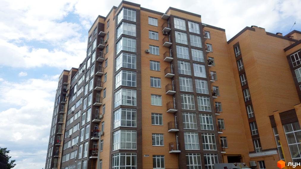 Зовнішній вигляд новобудови ЖК Зелений: цегляний фасад, багато вікон та балконів. Сучасна архітектура комплексу.