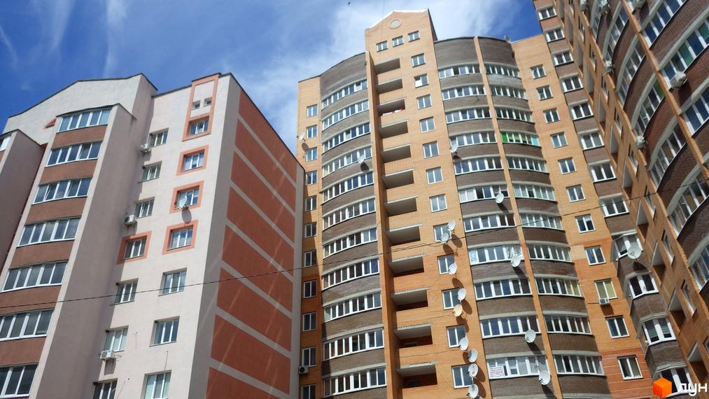 Фасад житлового комплексу на вул. Леваневського, 70. Багатоповерхові будинки з цегляним та світлим оздобленням, великою кількістю вікон та балконів.