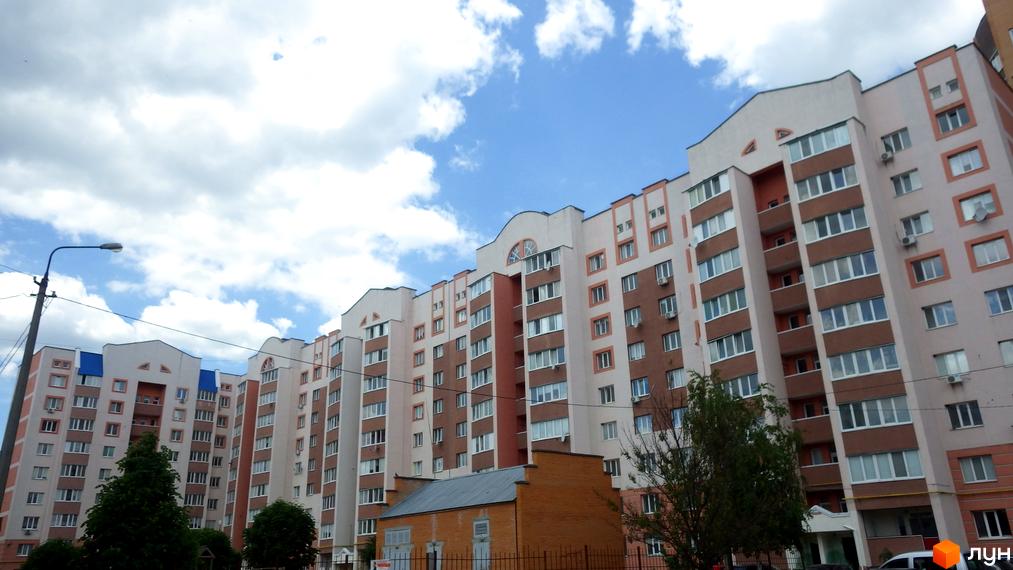 Зовнішній вигляд житлового комплексу на вул. Леваневського, 70. Багатоповерхові будинки з коричневими та світлими фасадами, вікна та балкони.