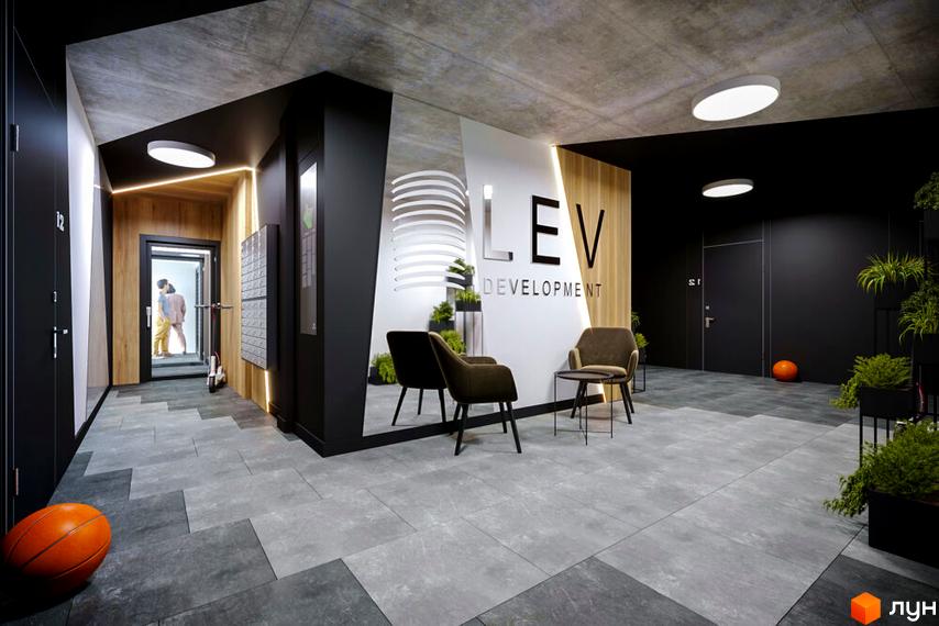 Сучасний хол житлового комплексу OBRIY3 з елегантними меблями та логотипом компанії. Простір оформлений у темних тонах з дерев'яними акцентами та рослинами.