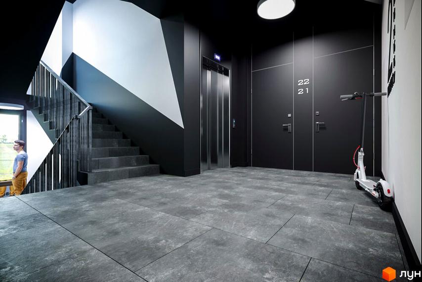 Сучасний дизайн сходової клітки та холу з ліфтом у житловому комплексі OBRIY3. Електросамокат біля дверей квартир.