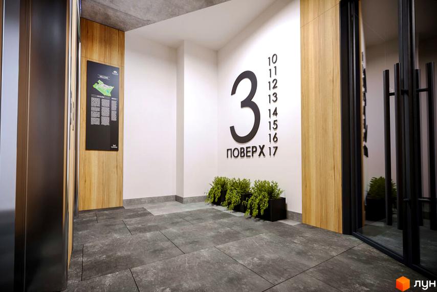 Вхідна група житлового комплексу OBRIY3 з великою цифрою 3 на стіні та рослинами в горщиках. Опис поверхів від 10 до 17.