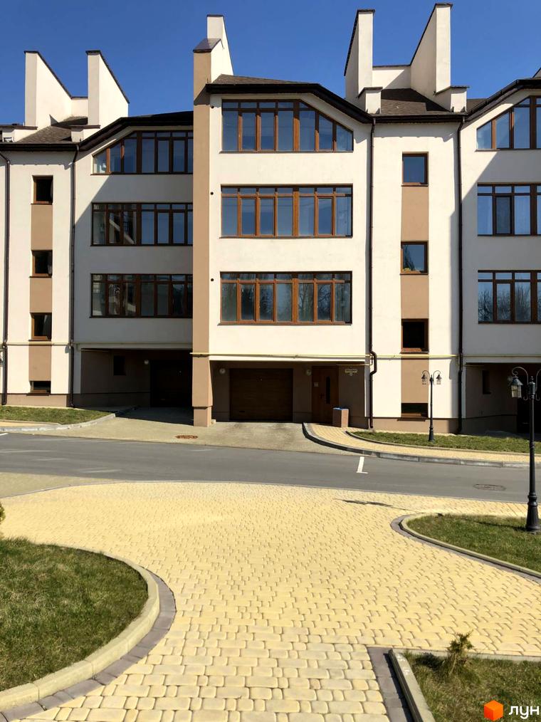 Фасад житлового комплексу на вул. Паневежиська (Пугачова), 2, з прибудинковою територією, вимощеною бруківкою.