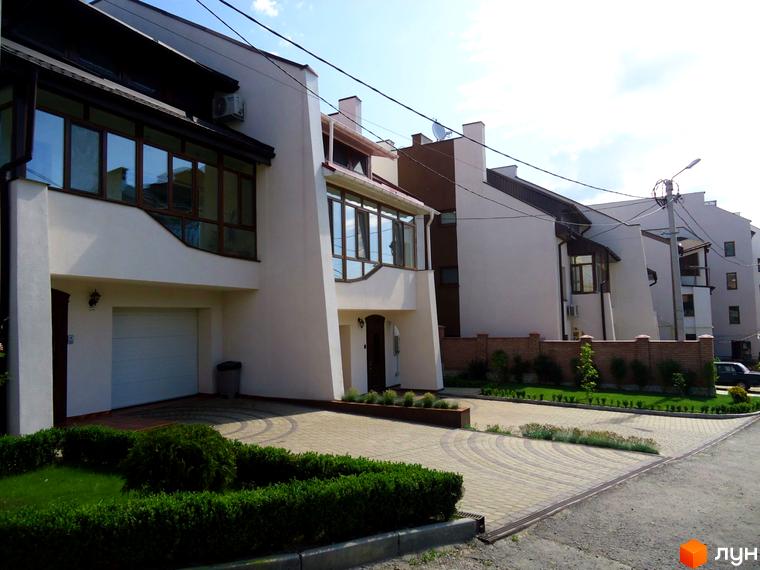 Зображення фасаду та прибудинкової території Житлового комплексу по провулку Паневежиському (Пугачова), 2. Вигляд новобудови та озеленення.