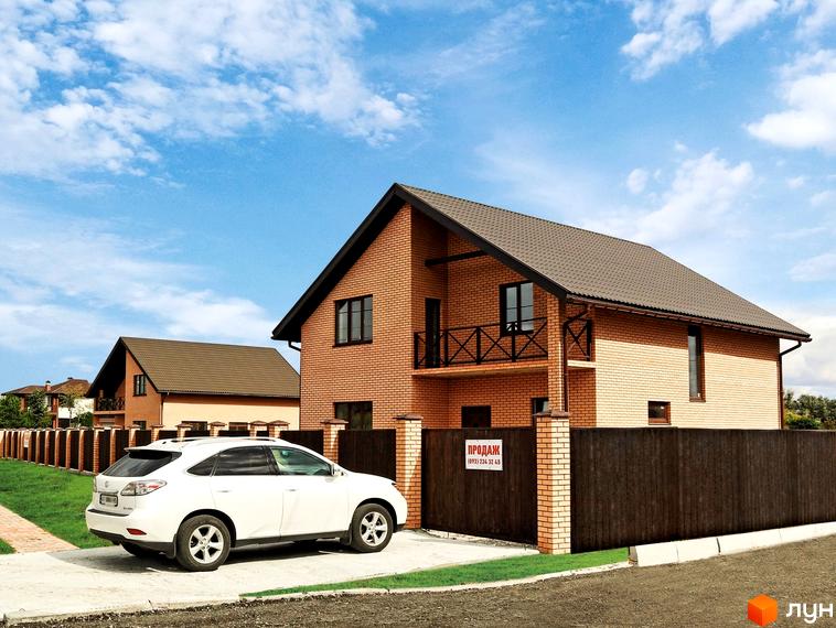 Двоповерховий будинок з червоної цегли з коричневою черепицею та парканом. Біля будинку припаркований білий автомобіль. КМ Зоряний - ідеальне місце для життя.