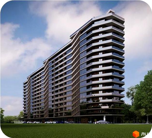 Висотна будівля ЖК Green Wood з панорамним склінням та терасами. На передньому плані зелена галявина, навколо будинку дерева та припарковані автомобілі.