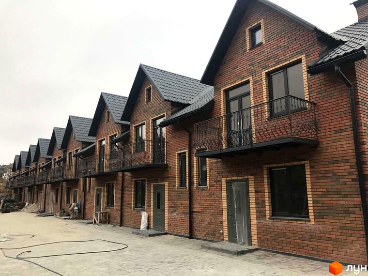 Таунхауси Classic Nova з цегляним фасадом та балконами. Зовнішній вигляд будівель та прибудинкової території.