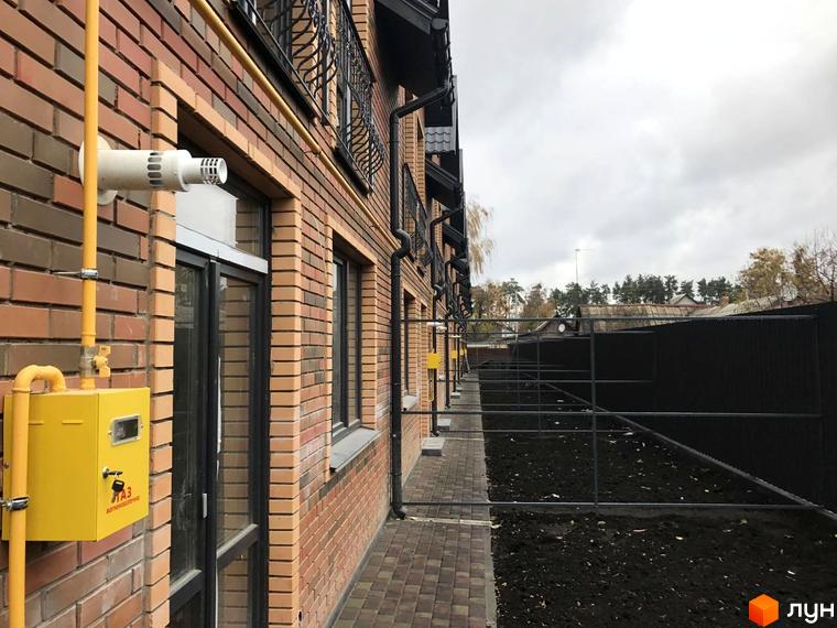 Зовнішній вигляд таунхаусів Classic Nova з цегляним фасадом та прибудинковою територією з парканом. Зовнішній вигляд таунхаусів Classic Nova з цегляним фасадом та прибудинковою територією з парканом.