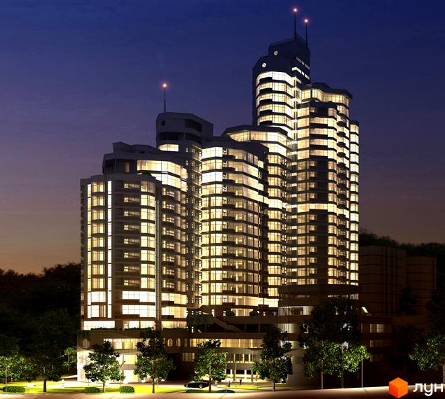 Житловий комплекс PecherSKY вночі, з освітленими вікнами та багаторівневою архітектурою. Навколо будинку видно зелені насадження, вуличне освітлення та дорогу.