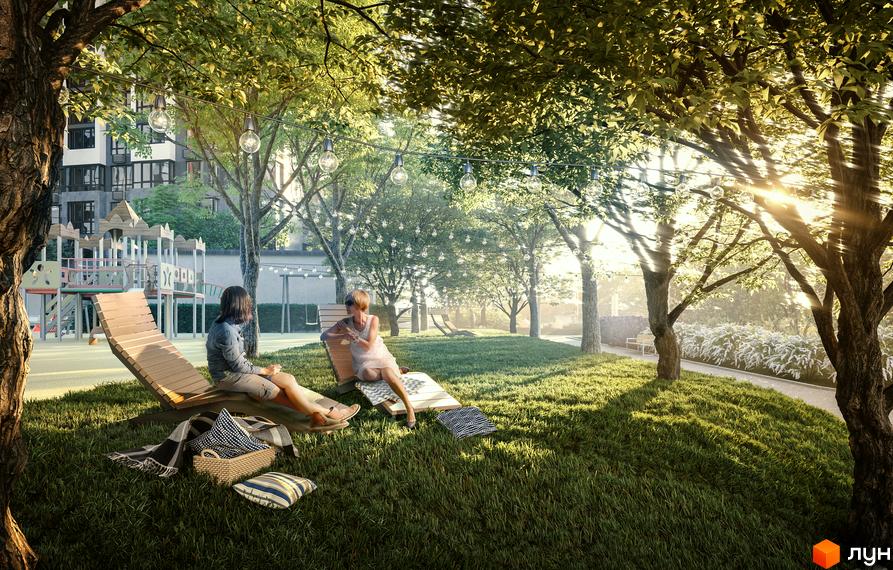 ЖК 7 KVARTAL: Двоє людей відпочивають на шезлонгах у дворі будинку. Навколо зелена трава, дерева та гірлянди з ліхтариками.