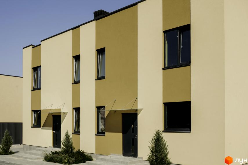 Фасад котеджного містечка КМ My Land з вікнами та дверима, прибудинкова територія з деревами та сходами.