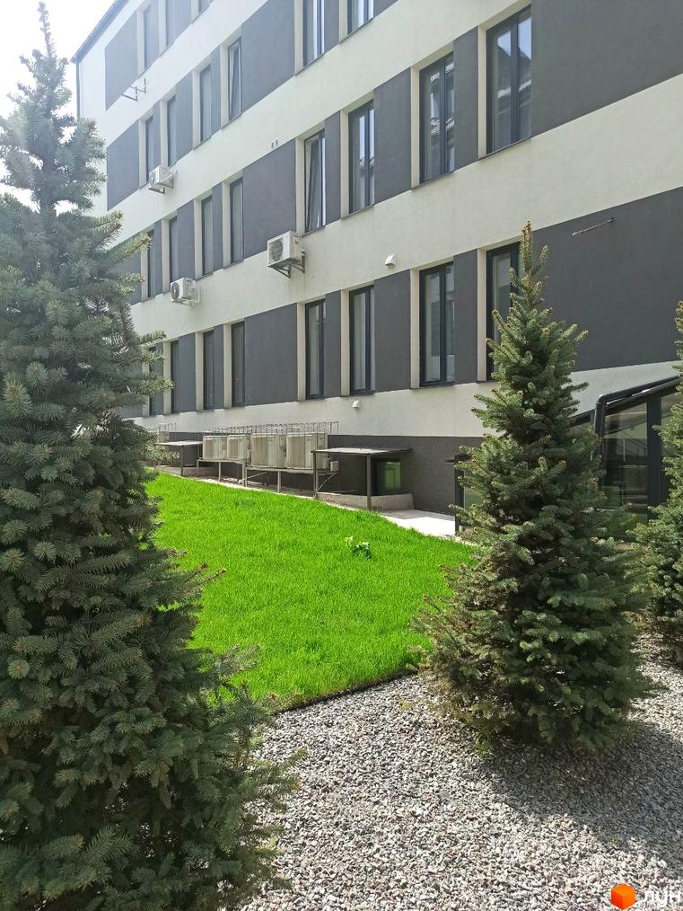 Зовнішній вигляд Клубних будинків „На Генерала Пушкіна“ з двоколірним фасадом та озелененою прибудинковою територією.