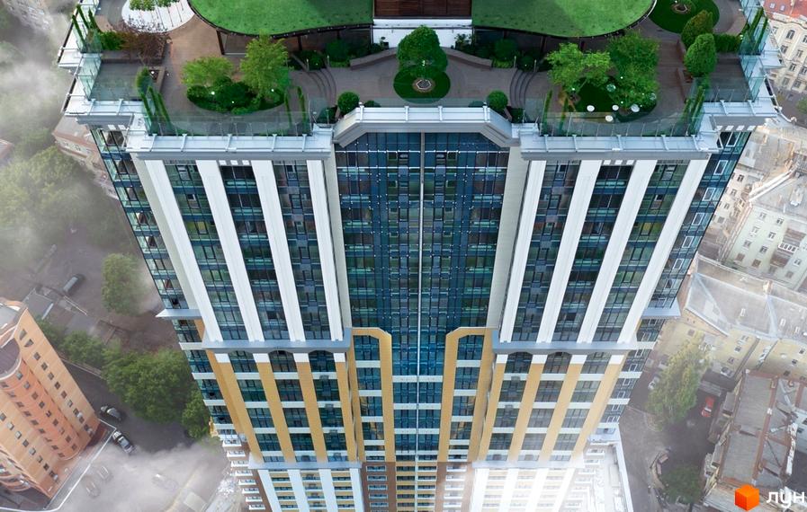 Висотна будівля ЖК Royal Tower з панорамними вікнами та терасами на даху. На прибудинковій території є зелені насадження.