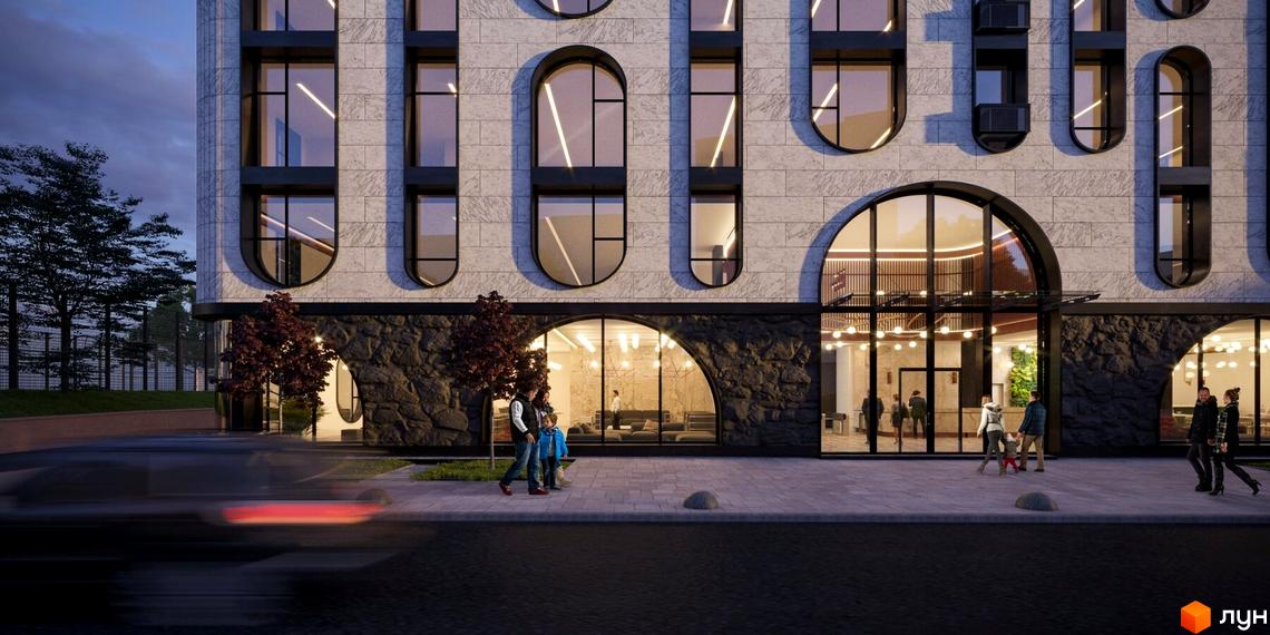 Зовнішній вигляд будівлі житлового комплексу з великими вікнами та арковими входами. На передньому плані тротуар з людьми.