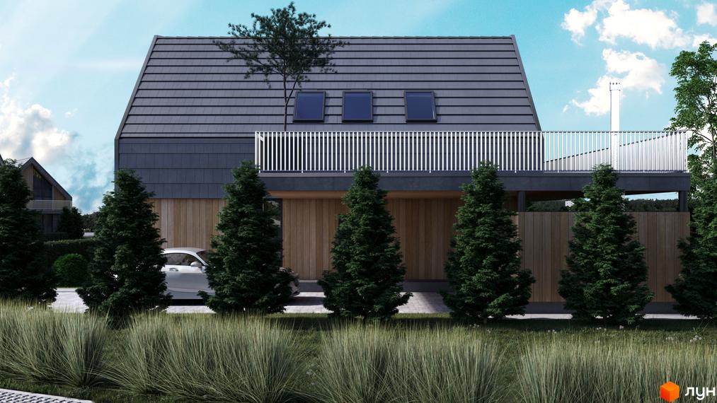 Котеджне містечко Плескіт: будинок з темно-сірим дахом, дерев'яним оздобленням фасаду та балконом. На подвір'ї ростуть хвойні дерева та висока трава.